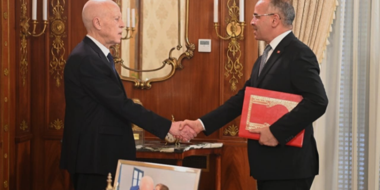 Saïed: Écourter les procédures pour débloquer les projets en suspens