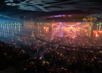 Le Teatro Cleopatra de Gammarth éblouit le public avec « Ocheg Denya » lors de la première soirée de Casa Tarab