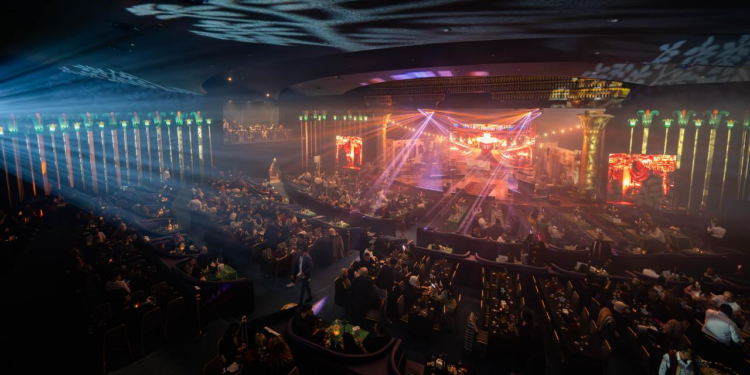 Le Teatro Cleopatra de Gammarth éblouit le public avec « Ocheg Denya » lors de la première soirée de Casa Tarab