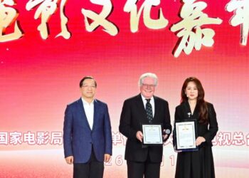 Honoring President of Cairo International Film Festival at Film Culture Carnival in China