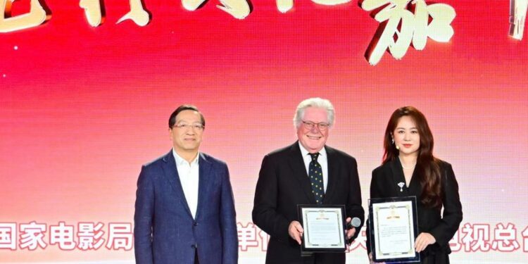Honoring President of Cairo International Film Festival at Film Culture Carnival in China